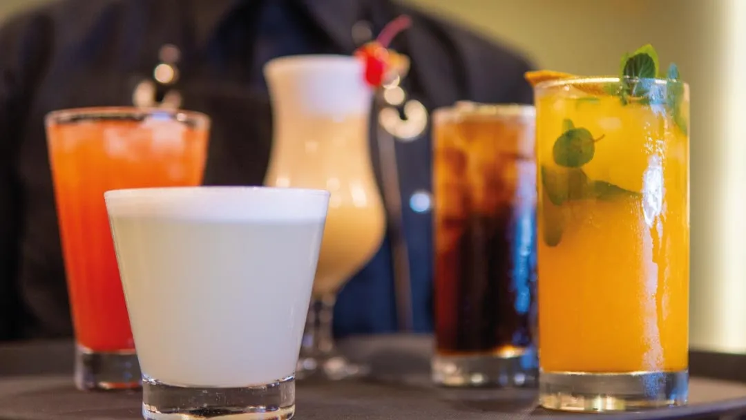Restaurant · Lounge & Bar