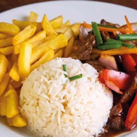 Lomo saltado Punto20 — tu punto de encuentro